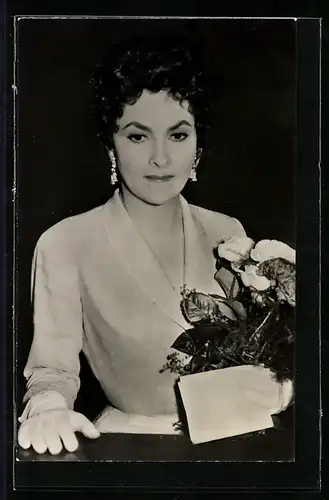 AK Schauspielerin Gina Lollobrigidia mit Blumenstrauss