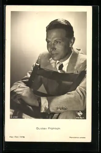 AK Schauspieler Gustav Fröhlich auf Stuhl mit Rückenlehne vorne