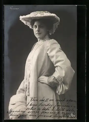AK Opernsängerin Geraldine Farrar im Mantel mit Hut und Muff