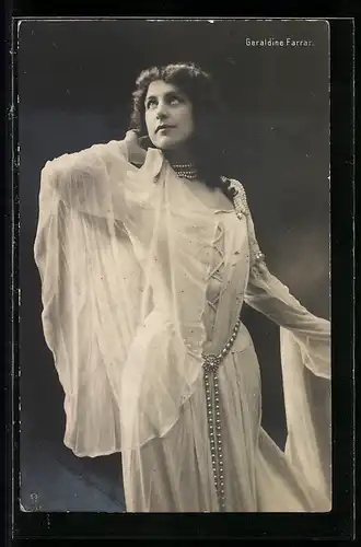 AK Opernsängerin Geraldine Farrar im geschnürrten Kleid mit transparentem Tuch