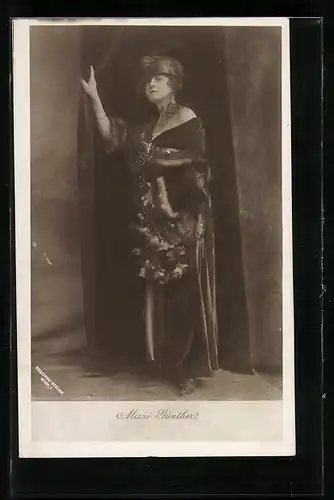 AK Opernsängerin Mizzi Günther mit Rosen