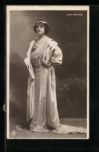 AK Opernsängerin Mizzi Günther im Hermelimantel