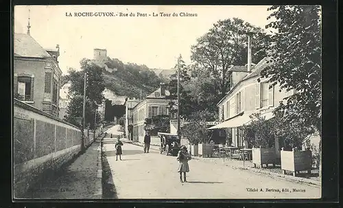 AK La Roche-Guyon, Rue du Pont, la Tour du Chateau