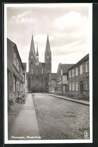 AK Neuruppin, Bergstrasse mit Blick zur Klosterkirche