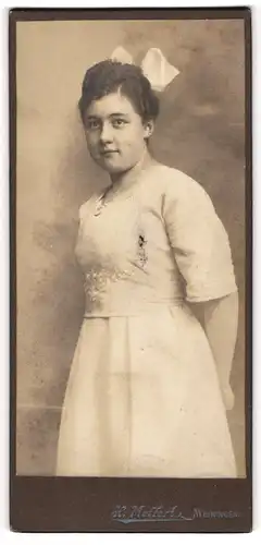 Fotografie H. Meffert, Meiningen, Junge Frau im weissen Kleid mit Haarschleife