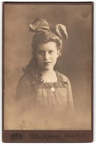 Fotografie Otto Schramm, Gera, Mädchen im Kleid mit Halskette und Haarschleife