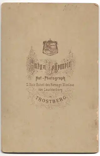 Fotografie Anton Lehemeier, Trostberg, Dame in Tracht, Mann im Anzug mit Orden und Hut