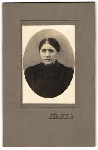 Fotografie Karl Dietrich, Laufen a. S., Dame im schwarzen Kleid mit Mittelscheitel