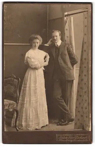 Fotografie Otto Dechant, Bernburg, Dame im weissen Kleid, Mann im Anzug stehend