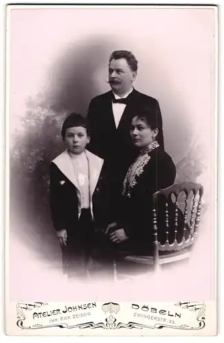Fotografie Atelier Johnson, Döbeln, Ehepaar mit ihrem Sohn im Familienportrait