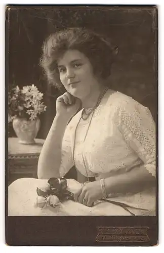 Fotografie Atelier Marakow, Erfurt, Dame im weissen Kleid mit Perlenkette und Blumen