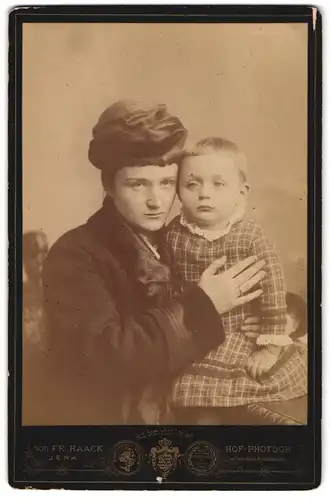 Fotografie von Fr. Haack, Jena, Mutter mit ihrem Kind im Portrait