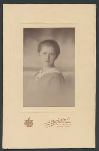 Fotografie A. Dietzgen, Plauen, Mädchen im Kleid im Portrait
