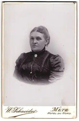 Fotografie W. Schneider, Metz, Korpulente Dame im schwarzen Kleid mit Halsbrosche