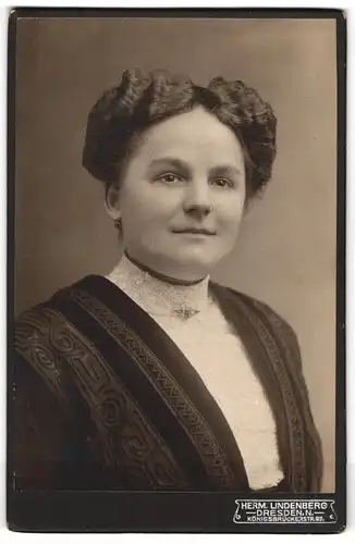 Fotografie Herm. Lindenberg, Dresden, Frau mit Mittelscheitel im Kleid mit weisser Bluse