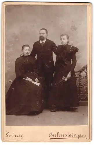 Fotografie Eulenstein, Leipzig, Ehepaar mit Tochter in schwarzer Garderobe