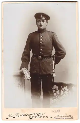 Fotografie Tr. Friedemann, Dresden, Soldat in Unifrom mit Schirmmütze