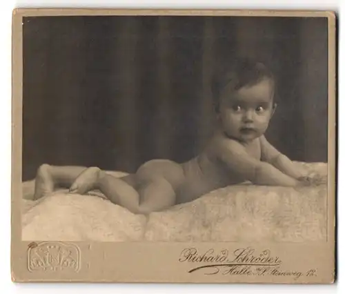 Fotografie Richard Schröder, Halle a. S., Baby liegt auf einem Fell