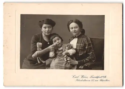 Fotografie Carl Weiss, Frankfurt a. M., Zwei Damen mit Mädchen und Puppen im Portrait