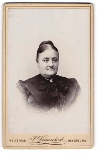 Fotografie P. Donnerhack, Wittstock, Dame mit hochgesteckten Haaren im schwarzen Kleid