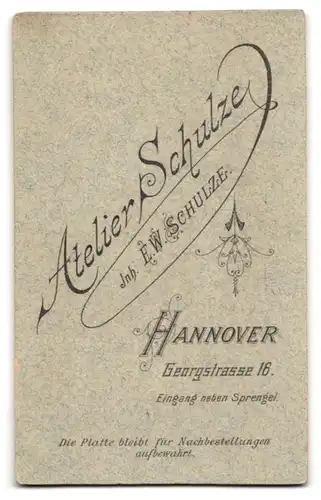 Fotografie Atelier Schulze, Hannover, Junger Mann im Anzug mit weisser Krawatte und Schnurrbart