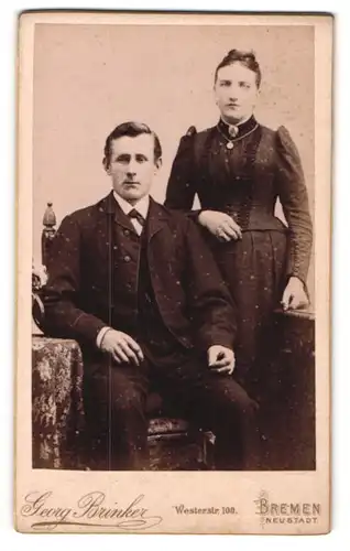 Fotografie Georg Brinker, Bremen, Junges Pärchen in schwarzer Garderobe im Portrait