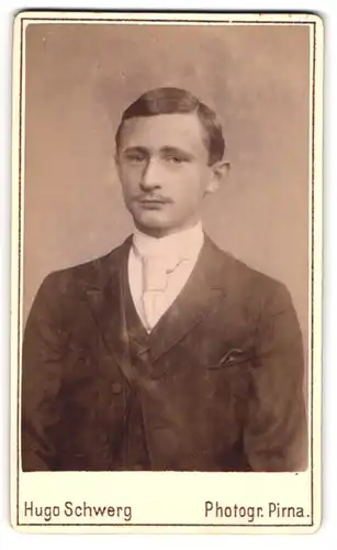 Fotografie Hugo Schwerg, Pirna, Mann im schwarzen Anzug mit weisser Krawatte