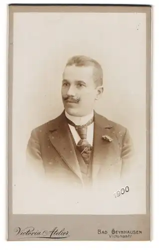 Fotografie Victoria Atelier, Bad Oeynhausen, Mann mit Zwirbelbart im Anzug mit Krawatte