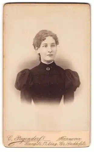 Fotografie C. Pagendorf, Hannover, Dame im schwarzen Kleid mit Puffärmeln im Portrait