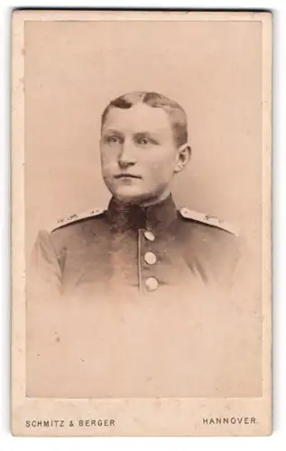 Fotografie Schmitz & Berger, Hannover, Soldat in Uniform mit Schulterklappen und Mittelscheitel