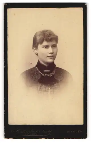Fotografie J. Zoerb, Minden, Junge Dame im Kleid mit hohem Kragen im Portrait