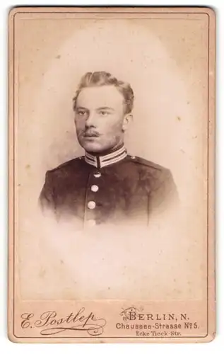Fotografie E. Postlep, Berlin, Soldat in Uniform mit Schnurrbart im Portrait