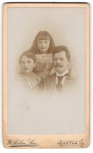 Fotografie Wilhelm Lau, Hartha i. S., Vater mit seinen zwei Töchtern im Portrait