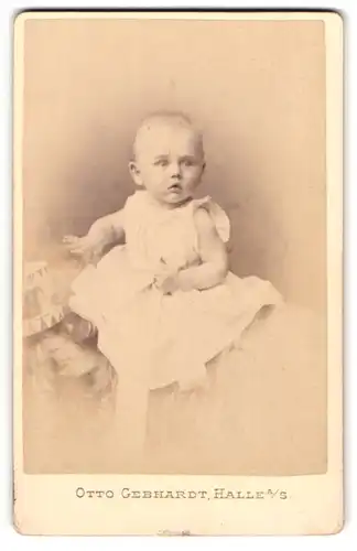 Fotografie Otto Gebhardt, Halle a. S., Baby im weissen Kleid sitzend