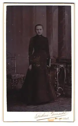 Fotografie Julius Grusche, Neugersdorf i. S., Junge Frau im schwarzen Kleid nach der Konfirmation