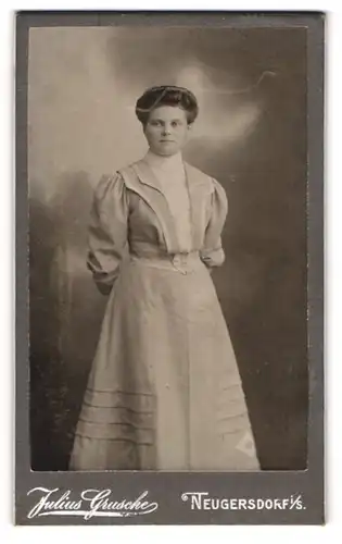Fotografie Julius Grusche, Neugersdorf i. S., Junge Dame im Kleid stehend