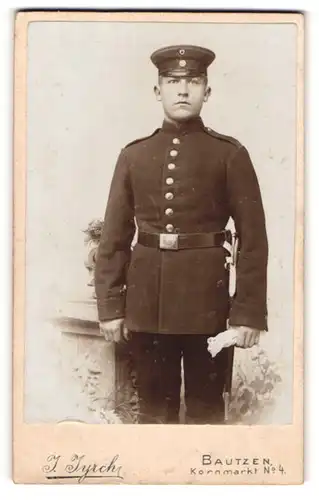 Fotografie J. Jyrch, Bautzen, Soldat in Uniform mit Schirmmütze und Koppelschloss