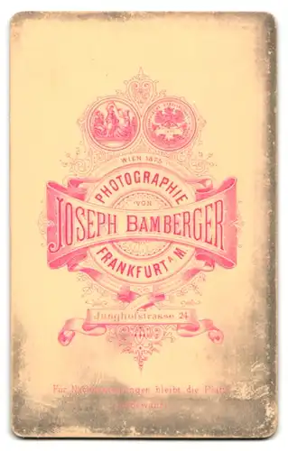 Fotografie Joseph Bamberger, Frankfurt / Main, Mann im Anzug mit Seitenscheitel im Portrait