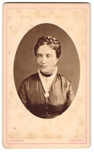 Fotografie S. Mauer, Coburg, Dame mit Hochsteckfrisur im Kleid mit Halsbrosche