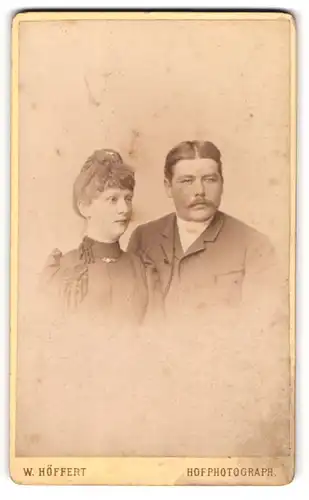Fotografie W. Höffert, Berlin, Junges Ehepaar im Portrait