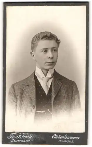 Fotografie Fr. Kienzle, Stuttgart, Jugendlicher im Anzug mit schwarzer Weste und Krawatte