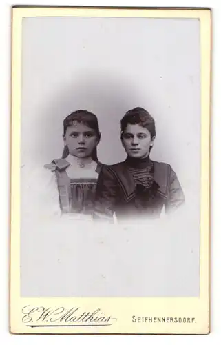 Fotografie E. W. Matthias, Seifhennersdorf, Junge Frau und Mädchen im Kleid im Portrait