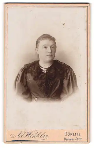 Fotografie Ad. Winkler, Görlitz, Dame im schwarzen Kleid mit Spitze im Portrait