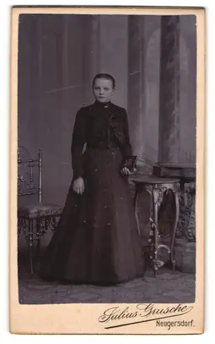 Fotografie Julius Grusche, Neugersdorf i. S., Mädchen im schwarzen Kleid mit Buch stehend