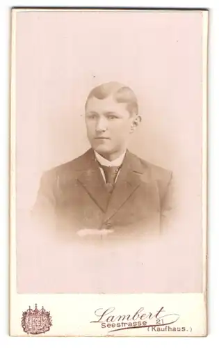 Fotografie Lambert, Dresden, Mann mit Seitenscheitel im Anzug mit Krawatte