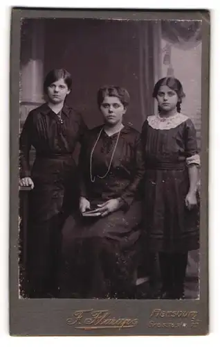 Fotografie F. Flarupe, Flensburg, Mutter mit ihren zwei Töchtern im Portrait