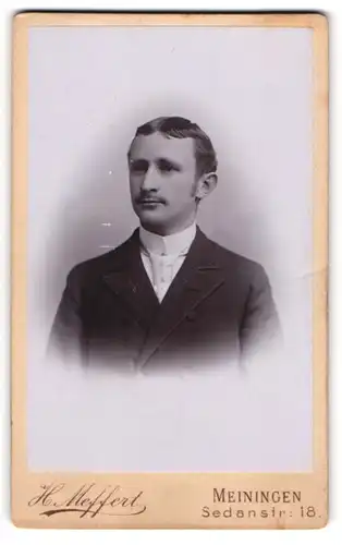 Fotografie H. Meffert, Meiningen, Portrait junger Herr in Anzug mit Stehkragen