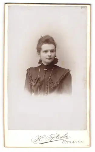 Fotografie H. Strube, Zittau i/S, Portrait junge Frau mit zusammengebundenem Haar