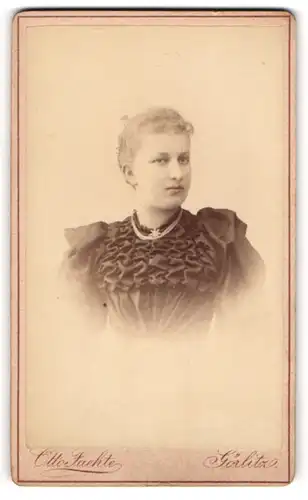 Fotografie Otto Faehte, Görlitz, Portrait junge Dame mit zusammengebundenem Haar