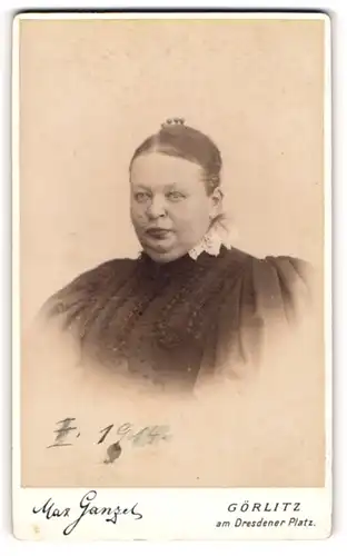 Fotografie Max Ganzel, Görlitz, Portrait dicke Dame mit zusammengebundenem Haar